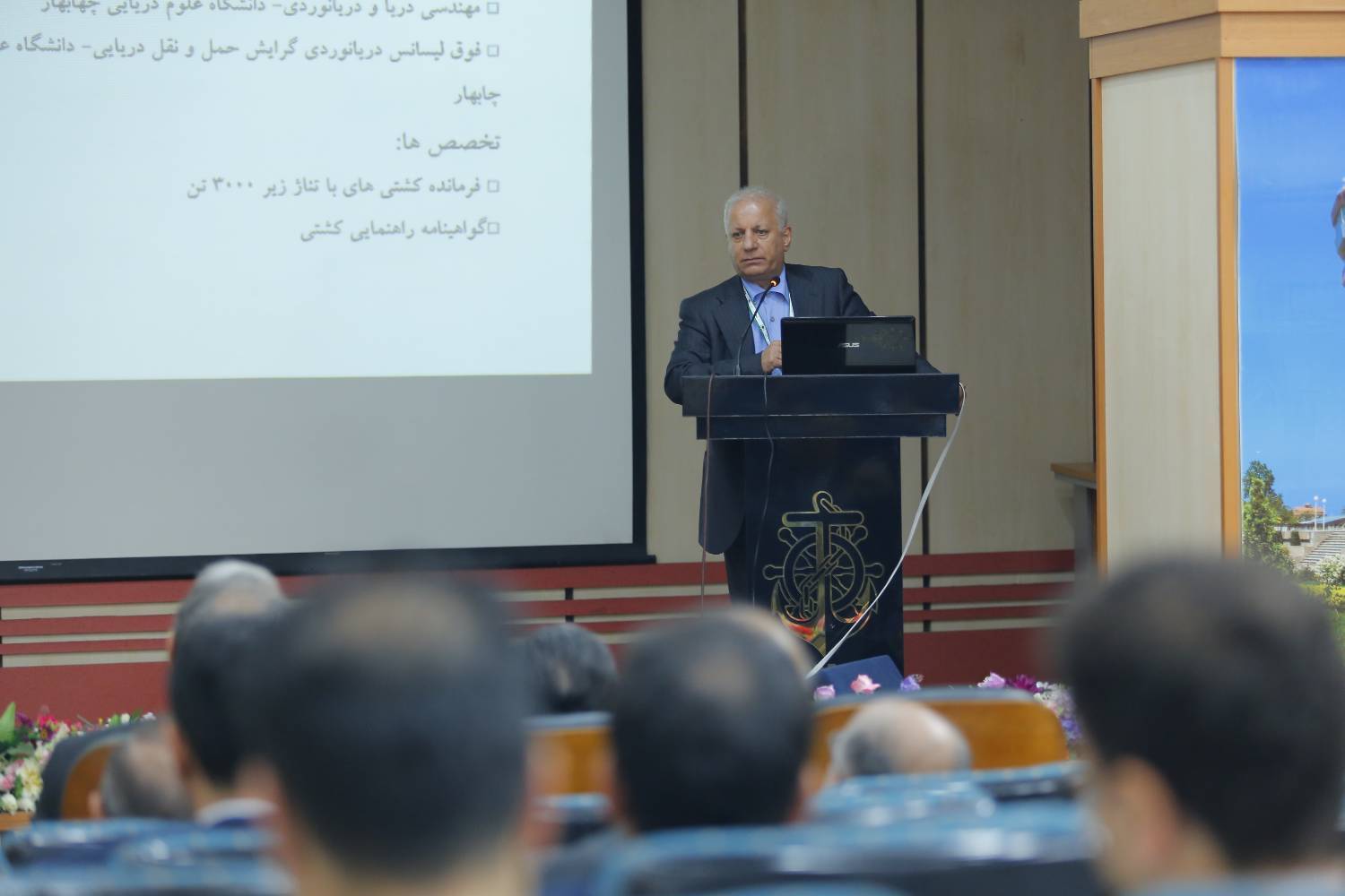 به گزارش خبرانرژی، مدیرعامل شرکت مهندسی و خدمات دریایی نگین سبز خاورمیانه با بیان این مطلب درباره ضرورت برگزاری این همایش اظهار داشت: نگین سبز در راستای اجرای بند ۲۸-۲-۱۳ قرارداد اجاره شناورها به منظور اجرای عملیات هدایت، پهلودهی و جداسازی کشتی در بنادر حوزه شمال اقدام به برگزاری اولین همایش سالانه راهنمایان کشتی کرد.