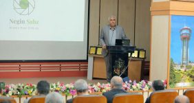 به گزارش خبرانرژی، مدیرکل امور دریایی سازمان بنادر و دریانوردی با بیان این مطلب در نخستین همایش سالانه راهنمایان کشتی نگین سبز گفت: در حوزه عملیات راهنمایی، بالغ‌بر ۱۶۳ نفر در خانواده بزرگ سازمان بنادر مشغول به فعالیت هستند که نشان‌دهنده اهمیت بنیادین این حوزه در تجارت دریایی کشور است.