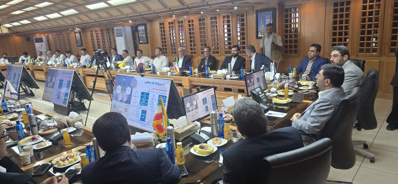 به گزارش خبرانرژی به نقل از گروه سرمایه گذاری اهداف| مدیر عامل گروه سرمایه‌گذاری اهداف دکتر مهدی عبوری پس از بازدید از واحدهای مختلف پتروشیمی مارون ضمن قدردانی از اقدامات موثر و انقلابی مدیران، کارشناسان و کارکنان این مجموعه گفت: امروز از یکی از مجموعه‌های پتروشیمی بسیار موفق در کشور بازدید کردم و مارون از ابعاد مختلف صاحب رکورد‌های بسیار خوبی است و با توجه ویژه به سرمایه عظیم نیروی انسانی و شایسته‌گزینی توانسته پروژه‌های بسیار خوبی را به اجرا برساند.