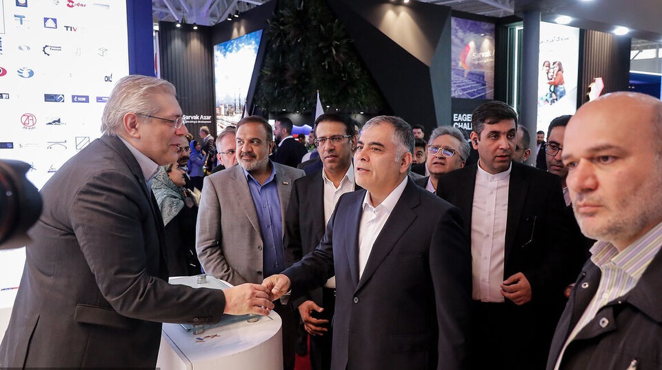 بازدید وزیر نفت در میانه همهمه نفتی‌ها، در شلوغ‌ترین ساعت دومین روز بیست‌ونهمین نمایشگاه نفت، گاز، پالایش و پتروشیمی، همان موقع که آفتاب مثل چکش بر سقف‌های فلزی غرفه‌ها می‌کوبید، وزیر نفت مشغول بازدید از بزرگ‌ترین فستیوال صنعت نفت شد.