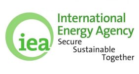 تداوم مازاد عرضه نفت در بازارهای جهانی، آژانس بین‌المللی انرژی پیش‌بینی کرد که مازاد عرضه جهانی نفت به روزانه ۷۳۰ هزار بشکه می‌رسد که اندکی بالاتر از رقم روزانه ۷۱۰ هزار بشکه در برآورد پیشین است.