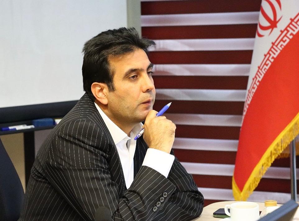 به گزارش  خبرارنزی به نقل از پایگاه اطلاع رسانی گروه سرمایه گذاری اهداف: حبیب خراسانی مشاور مدیر عامل گروه سرمایه‌گذاری اهداف و معاون منابع انسانی و پشتیبانی با بیان اینکه در آسیب‌شناسی‌ها و ریشه‌یابی عوامل موثر در مهاجرت نیروی متخصص نفت و انرژی به موضوع امرار معاش و درآمد این قشر  با شرکت‌های مشابه و رقیب در بازار  این صنعت می‌رسیم، گفت: یکی از مهمترین دلایل مهاجرت نیروی متخصص، عدم تناسب  نظام جبران خدمات نسبت به تخصص، سختی کار و حساسیت شغلی  و ماموریت‌ها و شرح وظایف آن‌هاست و میزان دستمزد دریافتی نیروی کار صنعت انرژی قابل مقایسه با درآمدهای این گروه شغلی در شرکت‌های کشورهای منطقه و حتی گاهاً رقبای داخلی کشور نیست و این معضل در گروه سرمایه گذاری اهداف  تهدید و بحران جدی محسوب می‌شود.