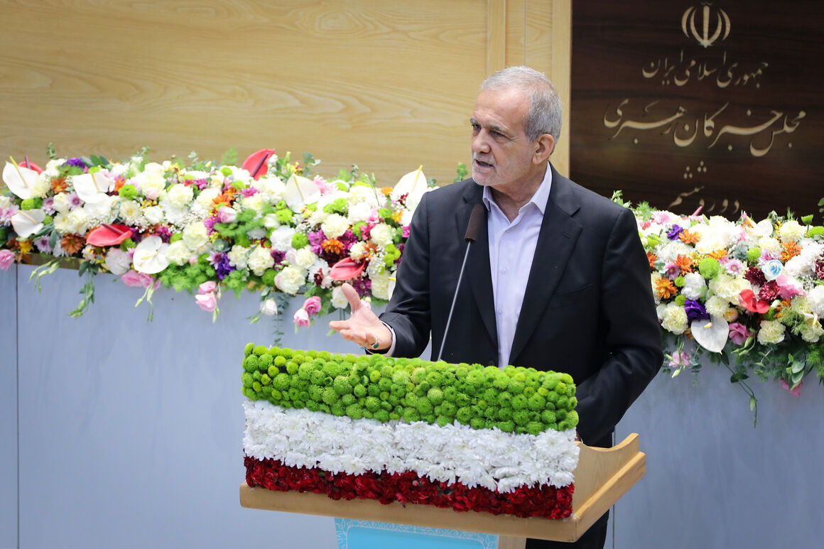 راه نجات اقتصاد، اصلاح مصرف و یارانه‌هاست، رئیس‌جمهوری اصلاح الگوی مصرف، افزایش بهره‌وری و توزیع عادلانه یارانه‌ها را از اولویت‌های دولت برای عبور از شرایط بحرانی کنونی دانست و گفت: سالانه حدود ۱۵۰ میلیارد دلار یارانه پنهان انرژی پرداخت می‌شود که اگر این منابع به‌درستی مدیریت شوند، هیچ فرد فقیری در کشور باقی نخواهد ماند.