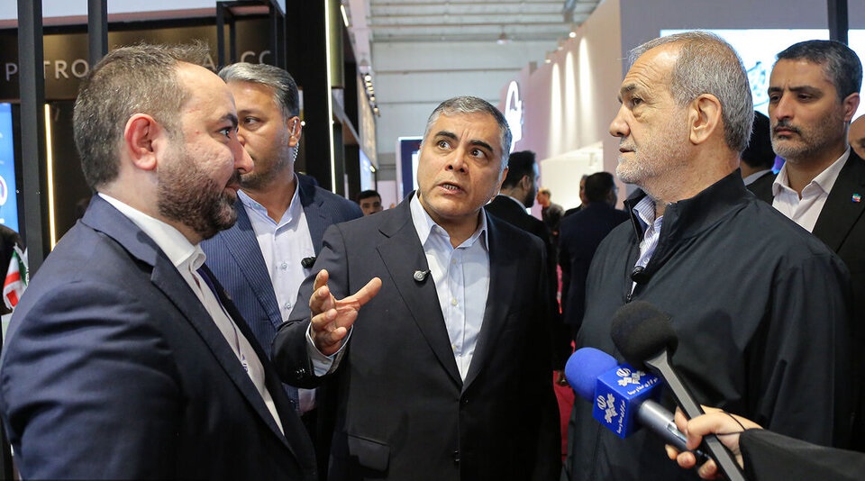 شرکت‌های نفتی برنامه‌ خود را برای افزایش تولید و صادرات ارائه کنند، رئیس‌جمهوری در جریان بازدید از بیست‌ونهمین نمایشگاه بین‌المللی نفت ایران از شرکت‌های مستقر در این رویداد خواست برنامه‌ها و پیشنهادهای خود برای افزایش تولید و صادرات محصولات را به‌منظور بررسی از سوی وزارت نفت و دولت ارائه کنند.