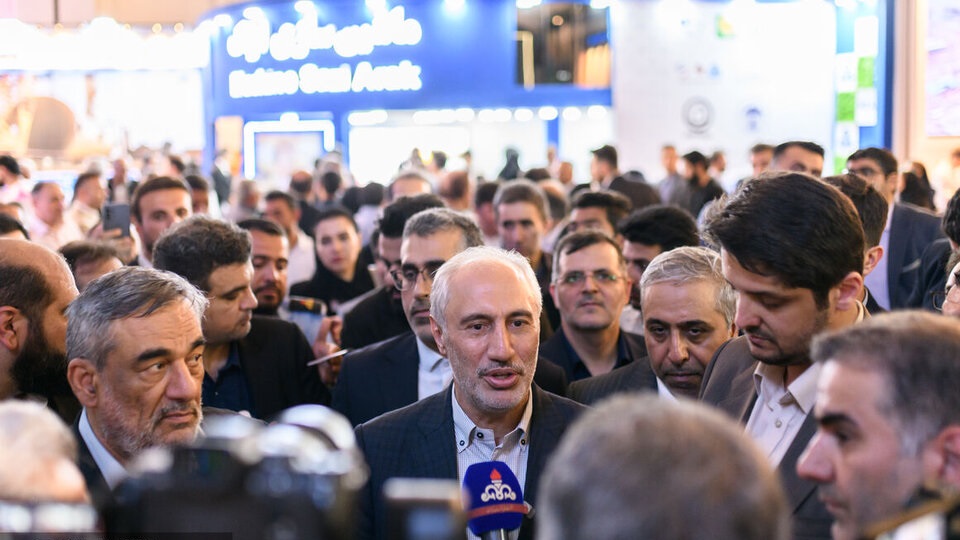 صنعت نفت موتور محرک اقتصاد کشور است، رئیس سازمان برنامه و بودجه، صنایع نفت، گاز، پالایش و پتروشیمی را موتور محرک اقتصاد کشور دانست و گفت: مهم‌ترین موضوع ما در سال سرمایه‌گذاری برای تولید، توجه ویژه به حوزه انرژی است.