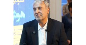 به گزارش خبرانرژی: عباس محسنی نیکوگفتار در مراسم رونمایی از این استودیو که با حضور محمدصادق عظیمی‌فر، مدیرعامل شرکت ملی پالایش و پخش فرآورده‌های نفتی ایران برگزار شد، با اشاره به ظرفیت‌های گسترده هوش مصنوعی در بهبود فرآیندهای صنعتی گفت: صنعت نفت، به‌عنوان صنعتی پیشرو، ناگزیر است خود را با فناوری‌های روز همچون هوش مصنوعی هم‌راستا کند. استفاده هوشمندانه از این فناوری می‌تواند نه‌تنها مصرف انرژی را کاهش دهد، بلکه فرآیندهای پالایش و استخراج را نیز بهینه‌سازی کند.