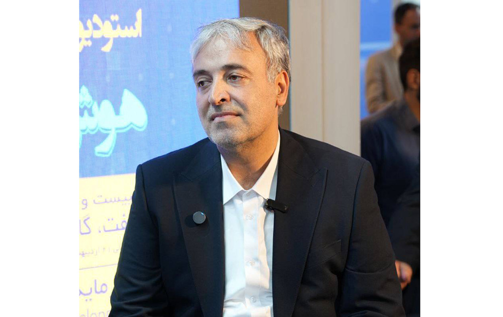 به گزارش خبرانرژی: عباس محسنی نیکوگفتار در مراسم رونمایی از این استودیو که با حضور محمدصادق عظیمی‌فر، مدیرعامل شرکت ملی پالایش و پخش فرآورده‌های نفتی ایران برگزار شد، با اشاره به ظرفیت‌های گسترده هوش مصنوعی در بهبود فرآیندهای صنعتی گفت: صنعت نفت، به‌عنوان صنعتی پیشرو، ناگزیر است خود را با فناوری‌های روز همچون هوش مصنوعی هم‌راستا کند. استفاده هوشمندانه از این فناوری می‌تواند نه‌تنها مصرف انرژی را کاهش دهد، بلکه فرآیندهای پالایش و استخراج را نیز بهینه‌سازی کند.