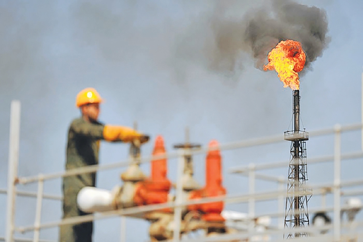 عدم خاموشی فلرها ضرر ۹ میلیارد دلاری دارد، عضو کمیسیون اصل نود مجلس با اشاره به عدم خاموشی فلر ها در مناطق نفت خیز جنوب گفت: فلر سوزی در این منطقه ضرر ۹ میلیارد دلاری بر ای کشور دارد.