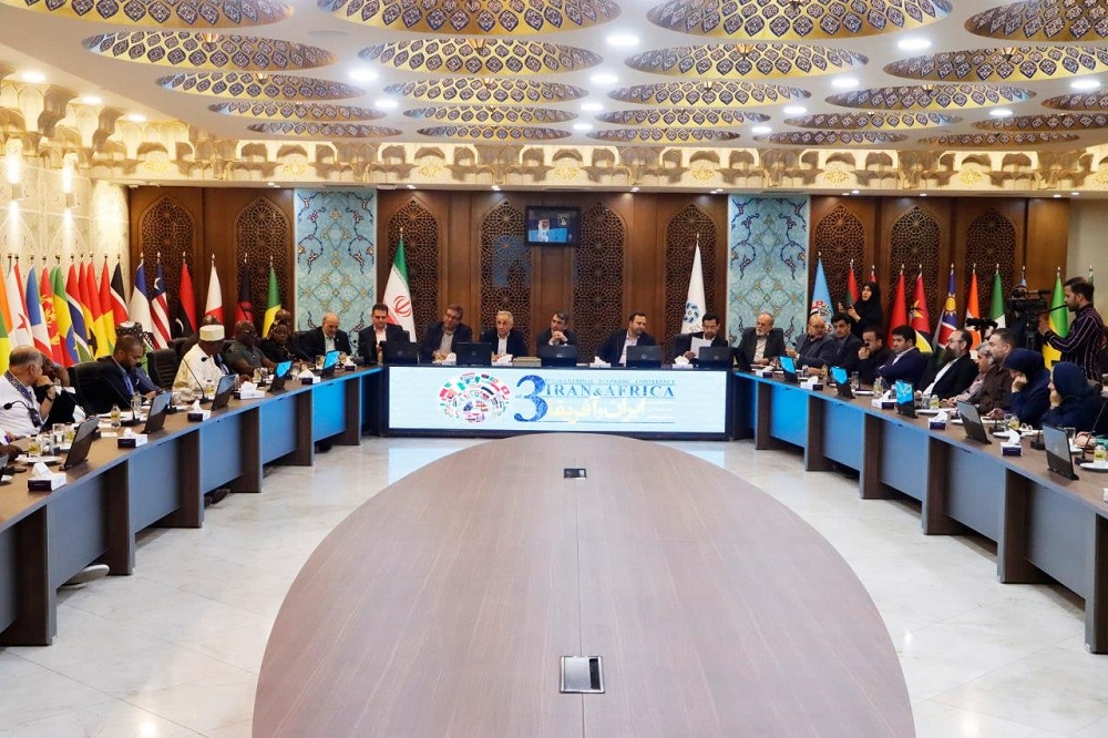 فرصت تجارت با آفریقا را از دست نمی‌دهیم؛ رئیس اتاق بازرگانی اصفهان برای همکاری اقتصادی میان ایران و آفریقا، استفاده از محصولات ایرانی در برابر ارزش افزوده محصولات خام آفریقا را پیشنهاد کرد.