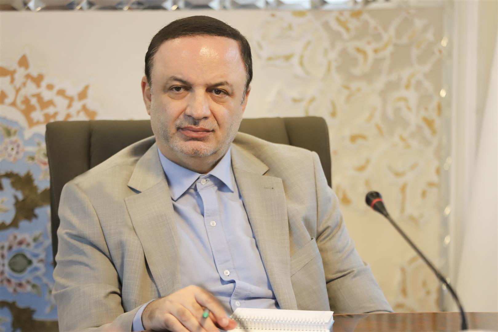 به گزارش خبرانرژی: رضا مسرور؛ دبیر شورای عالی مناطق آزاد تجاری  و صنعتی و ویژه اقتصادی در یادداشتی در رونامه اعتماد عنوان کرد: این رویکرد، فراتر از یک تغییر سیاست مقطعی، تلاشی برای معکوس کردن روند صنعتی‌زدایی آمریکا، تضعیف شاخص دلار، و کاهش کسری تراز تجاری است تا بنیان‌های قدرت اقتصادی و نظامی این کشور را در بلندمدت تحکیم بخشد.