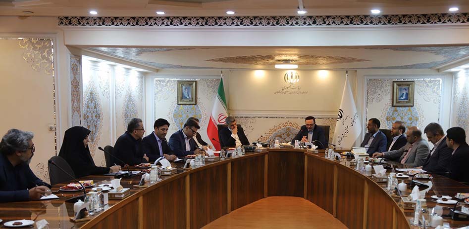 به گزارش خبرانرژی به نقل از فرینا، در این نشست که با حضور رضا مسرور، دبیر شورای‌عالی مناطق آزاد و ویژه اقتصادی، حجت الله صیدی، رئیس سازمان بورس و اوراق بهادار ، احمد جمالی، مدیرعامل شرکت سرمایه‌گذاری‌های خارجی ایران (ایفیک)، محمدآرام، رئیس هیات مدیره مرکز مبادله ارز و طلای ایران، ابوالفضل کوده‌ئی، رئیس سازمان سرمایه‌گذاری و کمک‌های اقتصادی و فنی ایران، سیدعلی سجادی مدیرعامل شرکت مشاور سرمایه گذاری امین نیکان آفاق و جمعی از  معاونین و مدیران دبیرخانه شورای‌عالی برگزار شد، موضوعات کلیدی شامل تمدید مجوز فعالیت بورس بین‌الملل، سهام‌داری داخلی و خارجی و زیرساخت‌های معاملاتی مورد بحث و تبادل نظر قرار گرفت.