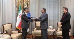 اعطای حکم ریاست دانشگاه صنعت نفت ریاست دانشگاه صنعت نفت، حکم ریاست دانشگاه صنعت نفت از سوی محسن پاک‌نژاد، وزیر نفت به محمدرضا خسروی‌نیکو اعطا شد.