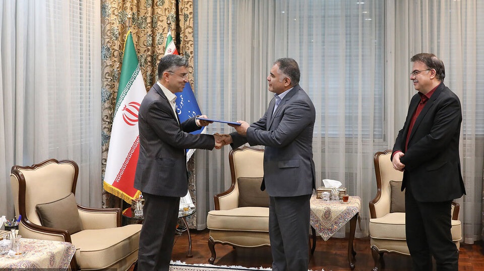 اعطای حکم ریاست دانشگاه صنعت نفت ریاست دانشگاه صنعت نفت، حکم ریاست دانشگاه صنعت نفت از سوی محسن پاک‌نژاد، وزیر نفت به محمدرضا خسروی‌نیکو اعطا شد.