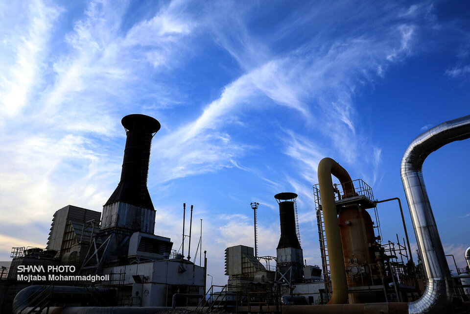 تأسیسات پارسیان برای تولید زمستانی آماده شد، مدیرعامل شرکت نفت مناطق مرکزی ایران اعلام کرد: تأسیسات تولید و فرآورش منطقه عملیاتی پارسیان با انجام بیش از ۹۵ هزار نفرساعت تعمیرات، برای تولید در فصل زمستان آماده شده است.