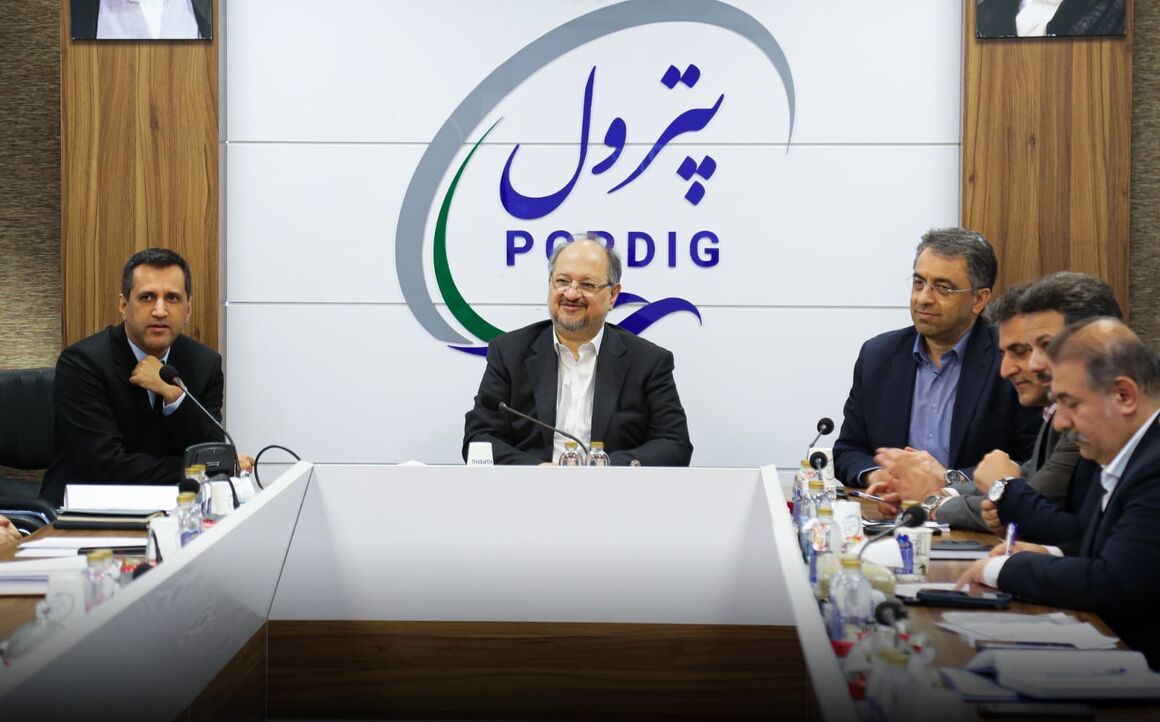 تأکید بر حکمرانی نوین در هلدینگ خلیج‌فارس، مدیرعامل شرکت صنایع پتروشیمی خلیج فارس، سه اصل سلامت، شفافیت و بهره‌وری را پایه‌های حکمرانی نوین در این هلدینگ برشمرد و بر لزوم پیشتازی پترول در حوزه‌های تحول دیجیتال، مهندسی مالی و بازطراحی نظام‌های کنترلی تأکید کرد.