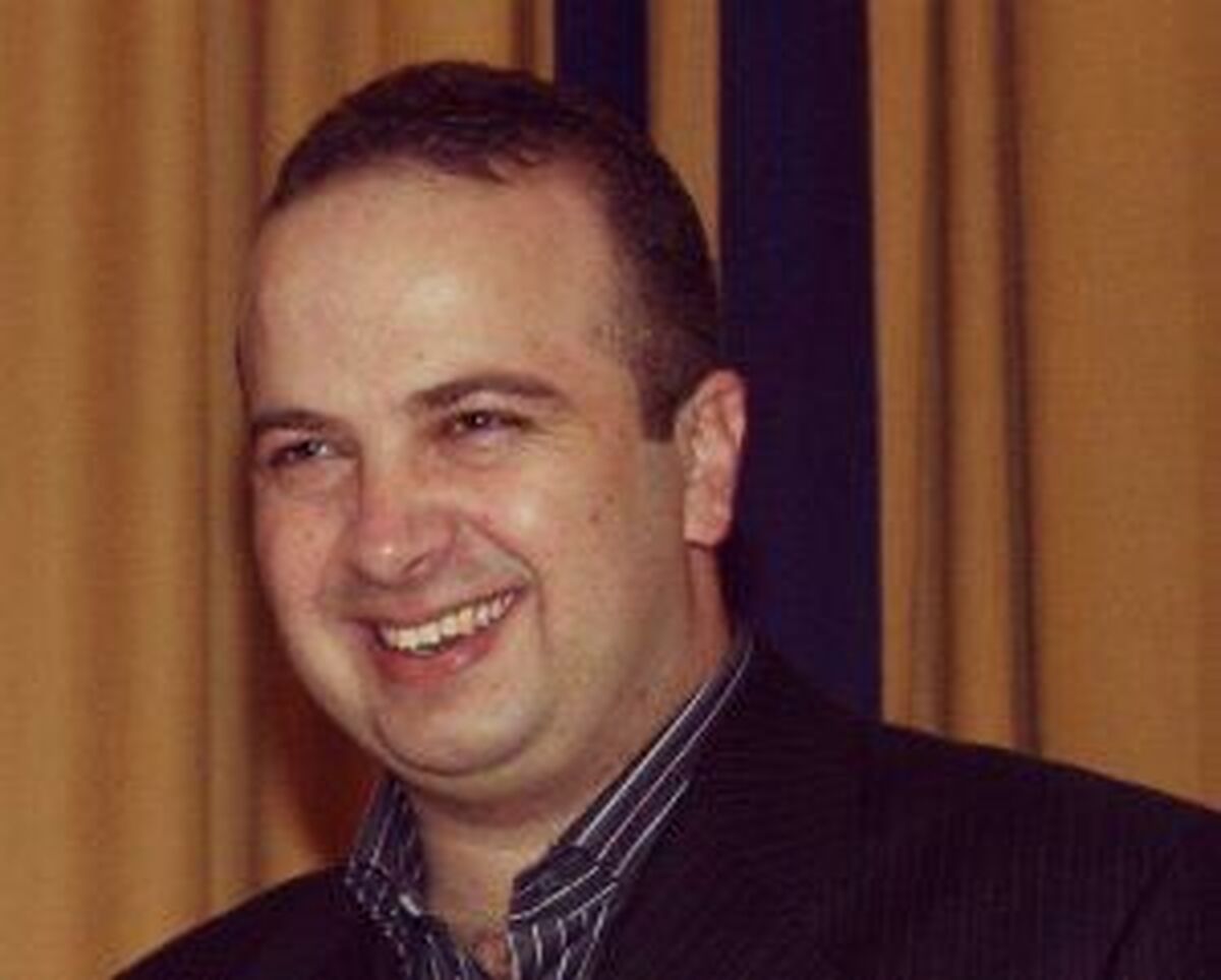 به گزارش خبرانرژی به نقل از بولتن نیوز: مالک سابق استقلال اهواز بعد از محکومیت به ۲۰ سال حبس،رد مال و جزای نقدی به دلیل اخلال در نظام اقتصادی کشور از طریق اخلال در نظام پولی و ارزی کشور و ایجاد و تشکیل شبکه‌های مجرمانه کلاهبرداری به امارات پناه برد تا محکومیتش را به جای پشت میله‌های زندان در سواحل مارینای دبی به سر ببرد.