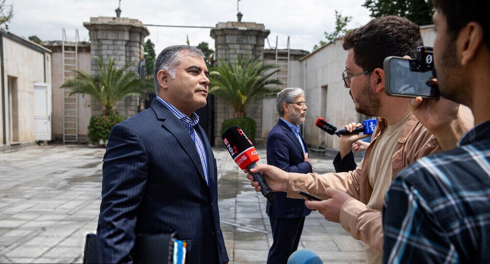 کاهش فروش نفت ایران صحت ندارد، وزیر نفت با رد ادعای کاهش صادرات نفت ایران گفت: وزارت نفت آمادگی استقرار دکل در میدان آرش را دارد، اما اجرای این طرح منوط به نتیجه مذاکرات مرزی و ابلاغ رسمی از سوی وزارت امور خارجه است.