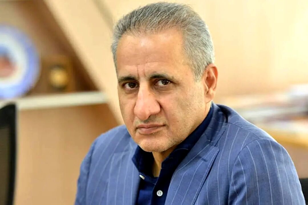 به گزارش خبرانرژی: حمید حسینی در گفت‌وگو با شانا درباره واکنش بازار نفت به اعلام آتش‌بس میان ایران و رژیم صهیونیستی با اشاره به اینکه بازار نفت تحت تأثیر سه دسته عامل قرار دارد؛ عوامل بنیادین، شرایط اقتصادی کشورها و تحولات سیاسی توضیح داد: عرضه و تقاضا دو عامل کلیدی در تعیین قیمت نفت هستند. هم‌اکنون بازار به نفع خریدار حرکت کرده و عرضه نفت در جهان بیش از تقاضا است.