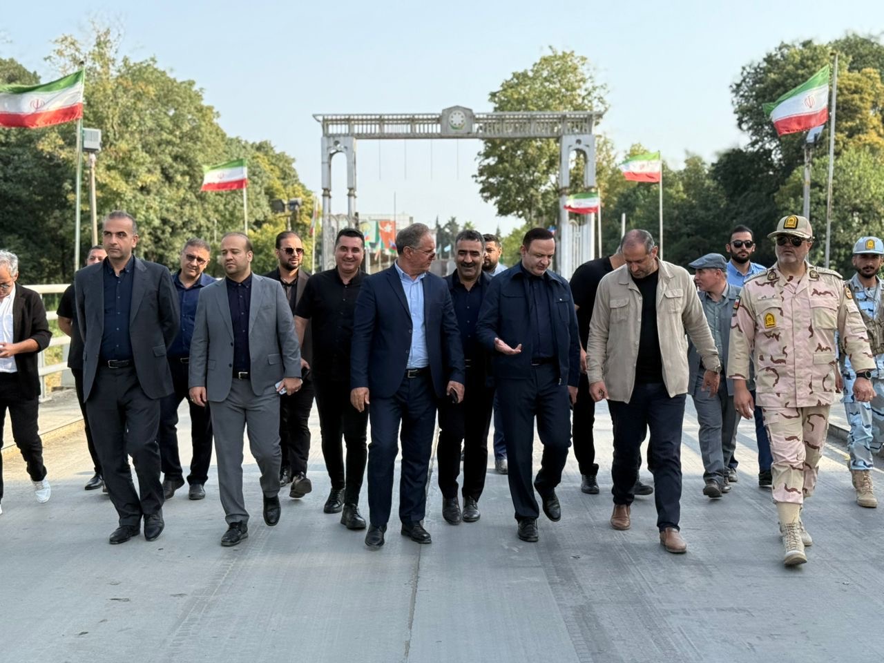 به گزارش خبرانرژی: رضا مسرور گفت: در راستای تاکیدات رئیس‌جمهور مبنی بر توسعه همکاری‌های اقتصادی با کشورهای همسایه و ایجاد مناطق آزاد مشترک، برنامه‌ریزی‌های جدی با چند کشور آغاز شده و مراحل پیگیری را طی می‌کند.