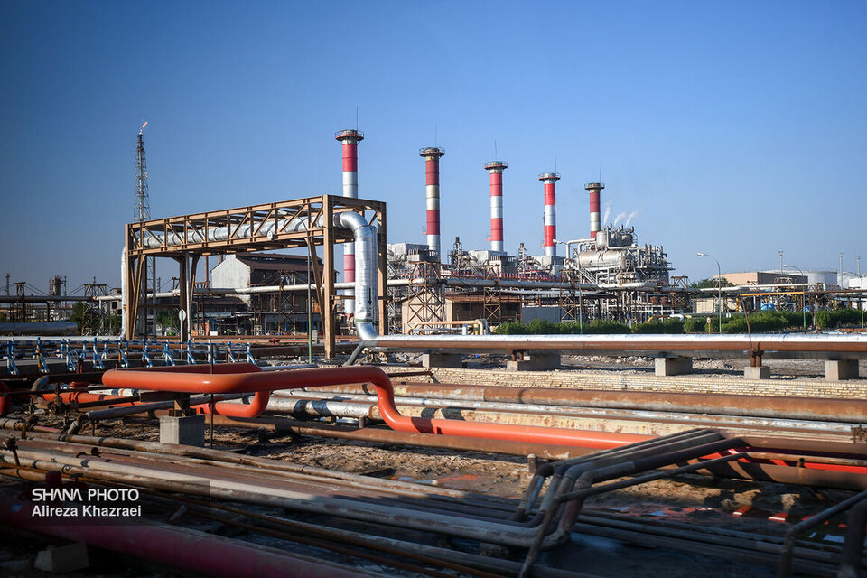 به گزارش خبرانرژی به نقل از پالایشگاه آبادان، حادثه آتش‌سوزی در واحد ۷۰ این پالایشگاه با تلاش بی‌وقفه تیم‌های عملیاتی و امدادی به‌طور کامل مهار شد و تولید پالایشگاه با بهره‌گیری از ظرفیت خالی دیگر واحدها، پایدار و بدون اختلال در جریان است.