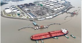 به گزارش خبر انرژی: در جهان امروز نفت و جنگ دیگر دو مفهوم جدا از یکدیگر نیستند. انرژی به‌ویژه نفت به ابزار قدرت بدل شده است، گاه قدرت نرم و گاه قدرتی سخت در معادلات سیاسی، امنیتی و نظامی. در چنین فضایی صنعت نفت ایران تنها یک بخش اقتصادی نیست، بلکه مؤلفه‌ای راهبردی در ژئوپلیتیک منطقه و جهان به‌شمار می‌رود که در شرایط کنونی وزیر نفت با هوشیاری کامل این دوران گذر را به نحو احسن گذراند.