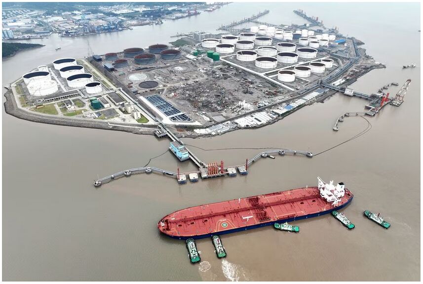 به گزارش خبر انرژی: در جهان امروز نفت و جنگ دیگر دو مفهوم جدا از یکدیگر نیستند. انرژی به‌ویژه نفت به ابزار قدرت بدل شده است، گاه قدرت نرم و گاه قدرتی سخت در معادلات سیاسی، امنیتی و نظامی. در چنین فضایی صنعت نفت ایران تنها یک بخش اقتصادی نیست، بلکه مؤلفه‌ای راهبردی در ژئوپلیتیک منطقه و جهان به‌شمار می‌رود که در شرایط کنونی وزیر نفت با هوشیاری کامل این دوران گذر را به نحو احسن گذراند.