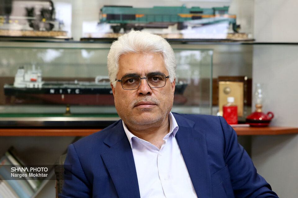 به گزارش خبرانرژی : کرامت ویس‌کرمی در گفت‌وگو با شانا درباره آخرین وضع انتقال سهمیه سوخت به کارت بانکی اظهار کرد: وزارت نفت بر اساس جز (۲) بند (ت) تبصره (۳) قانون بودجه سال ۱۴۰۴ کل کشور موظف شده است با همکاری بانک مرکزی و سازمان برنامه و بودجه، امکان انتقال سهمیه از کارت هوشمند سوخت به کارت بانکی مالکین خودروها را ظرف ۴ ماه از تاریخ لازم‌الاجرا شدن قانون فراهم کند.