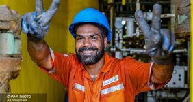 به گزارش خبرانرژی به نقل از شرکت نفت و گاز پارس، کامران یوسفی، رئیس عملیات تولید سکوی SPD16 پارس جنوبی با اشاره به اجرای تعمیرات اساسی سکوهای گازی فازهای ۱۵ و ۱۶ میدان مشترک پارس جنوبی در مدت زمان ۹ روز بهصورت همزمان، گفت: با توجه به برنامهریزیهای صورت گرفته، انجام فعالیتهای تعمیراتی در این سکوها نظیر تعویض شیرهای اضطراری (PSV PILOT) و شستوشوی مخازن ذخیرهسازی با رعایت دقیق الزامهای ایمنی پایان یافت.