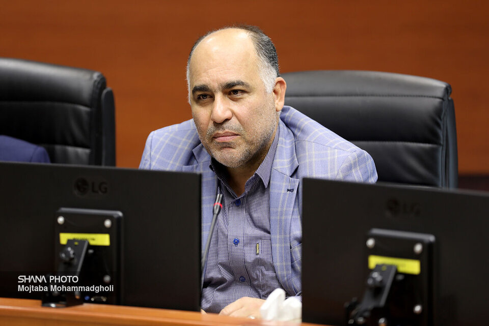 به گزارش خبرانرژی به نقل از شرکت ملی پالایش و پخش فرآورده‌های نفتی ایران، شهرام احمدی روز (چهارشنبه، پنجم شهریور) در نشست هم‌اندیشی «واکاوی و درس‌آموزی از حوادث و ارتقای ایمنی فرآیند» با حضور محمدصادق عظیمی‌فر، معاون وزیر نفت و مدیران عامل پالایشگاه‌های کشور، اظهار کرد: حوادث پالایشگاه تهران، شیراز و آبادان به جز تلفات انسانی که جبران‌ناپذیر است، خسارت‌های مالی و اعتباری نیز به همراه داشتند. در کشورهای دیگر، ارزش سهام شرکت‌ها به‌دنبال رویدادهای بزرگ کاهش می‌یابد، این در حالی است که ما حتی حسابداری خسارتی به‌صورت کلاسیک نداریم.