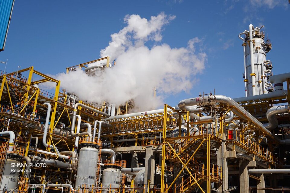 به گزارش خبرانرژی به نقل از شانا، یونس صادقی| سال ۱۴۰۴ از سوی مدیرعامل شرکت ملی صنایع پتروشیمی، «سال گُل برنامه هفتم توسعه» نام‌گذاری شده است؛ این نام‌گذاری به‌دلیل بهره‌برداری از حدود ۱۹ طرح پتروشیمی؛ ۱۵ طرح تولیدی و چهار طرح تأمین خوراک است. بهره‌برداری از این طرح‌ها، افزون بر ایجاد حدود ۱۰ میلیون تن ظرفیت تولید جدید به رونمایی از برخی محصولات برای نخستین بار منجر می‌شود.