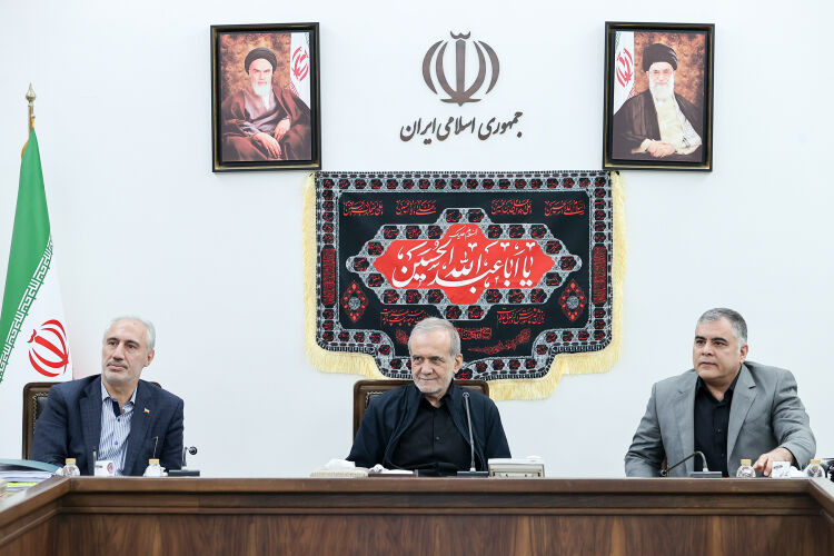 به گزارش خبرانرژی به نقل از ریاست‌جمهوری، مسعود پزشکیان، رئیس‌جمهوری روز چهارشنبه (۲۲ مرداد) در نشست مشترک هیئت عامل صندوق توسعه ملی و وزیر نفت با تأکید بر اهمیت افزایش سرمایه‌گذاری در بخش تولید به‌ویژه صنعت نفت، خواستار تسریع در زمان‌بندی اجرای پروژه‌ها و بهره‌برداری هرچه سریع‌تر از آنها شد.