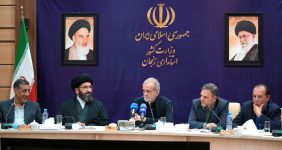 به گزارش خبرانرزی به نقل از پایگاه اطلاع‌رسانی ریاست جمهوری، مسعود پزشکیان عصر روز (پنج شنبه، نهم مرداد) در دیدار با فعالان اقتصادی استان زنجان با اشاره به مشکلات حوزه انرژی، اظهار کرد: ذخایر نفت‌گاز کشور در سال گذشته بیش از یک میلیارد و ۲۰۰ میلیون لیتر کمتر از نیاز سه میلیارد لیتری بود. نگرانی‌هایی درباره تأمین گاز نیروگاه‌ها و حتی قطع گاز منازل مطرح شد، اما با تلاش‌ها و برنامه‌ریزی‌های انجام‌شده، مشکلات تا حد زیادی مدیریت شد.