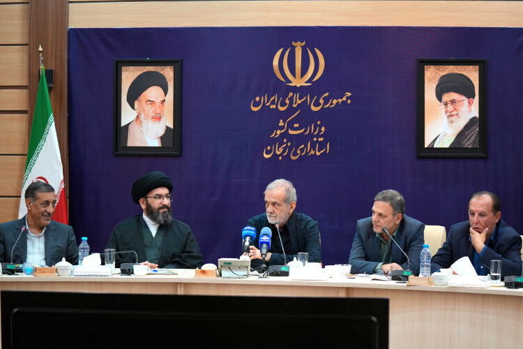 به گزارش خبرانرزی به نقل از پایگاه اطلاع‌رسانی ریاست جمهوری، مسعود پزشکیان عصر روز (پنج شنبه، نهم مرداد) در دیدار با فعالان اقتصادی استان زنجان با اشاره به مشکلات حوزه انرژی، اظهار کرد: ذخایر نفت‌گاز کشور در سال گذشته بیش از یک میلیارد و ۲۰۰ میلیون لیتر کمتر از نیاز سه میلیارد لیتری بود. نگرانی‌هایی درباره تأمین گاز نیروگاه‌ها و حتی قطع گاز منازل مطرح شد، اما با تلاش‌ها و برنامه‌ریزی‌های انجام‌شده، مشکلات تا حد زیادی مدیریت شد.