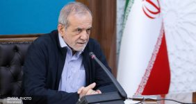 به گزارش خبرانرزی به نقل از پایگاه اطلاع‌رسانی ریاست جمهوری، مسعود پزشکیان روز (چهارشنبه، پنجم شهریور) در ادامه نشست‌های پیگیری و نظارت بر اجرای طرح‌های مهم دولت، در نشستی با حضور رئیس دفتر رئیس‌جمهوری، وزیر نفت، رئیس سازمان برنامه و بودجه، رئیس هیئت عامل صندوق توسعه ملی و جمعی از مسئولان مربوطه، به بررسی گزارش‌های سازمان برنامه و بودجه درباره کیفیت اجرا و  پیشرفت سه طرح مهم شامل افزایش ضربتی ۲۵۰ هزار بشکه‌ای ظرفیت تولید نفت، جمع‌آوری گازهای مشعل و تهاتر کالا و تأمین کالاهای اساسی پرداختند.