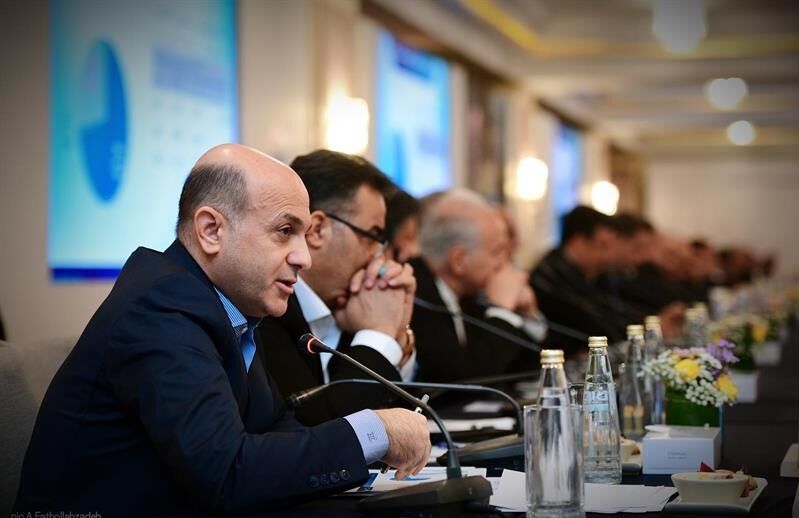 به گزارش خبرانرژی به نقل از شرکت ملی صنایع پتروشیمی، سیدجعفر هاشمی روز (چهارشنبه، پنجم شهریور) در سی‌وسومین نشست مدیران عامل شرکت‌های تولیدی صنایع پتروشیمی با اشاره به اهمیت صنعت پتروشیمی در اقتصاد ملی اظهار کرد: براساس آمار رسمی بانک مرکزی، حجم تولید ناخالص داخلی کشور نزدیک به ۲۹۴ میلیارد دلار است که از این مقدار صنعت پتروشیمی حدود ۵ درصد سهم مستقیم در اقتصاد ایران دارد.