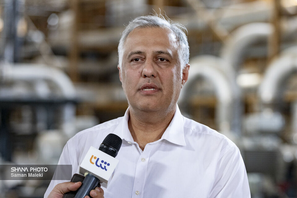 به گزارش خبرانرژی: بابک فروزش اصل در گفت‌وگو با شانا در تشریح طرح‌های پالایشگاه تهران با تأکید بر اینکه با آغاز به کار دولت چهاردهم، روند اجرای طرح‌ها تسهیل شده و شاهد راه‌اندازی پروژه‌های متعدد در ماه‌های پیش ‌رو خواهیم بود، بیان کرد: کمک‌های انجام‌شده در زمینه تخصیص ارز و افزایش سهمیه‌های ارزی از سوی شرکت ملی پالایش و پخش و همکاری بانک مرکزی و وزارت صمت نیز نقش قابل‌توجهی در تسهیل روند اجرای پروژه‌ها داشته‌ است. پروژه‌های تصفیه پساب شهری، تولید هگزان صنعتی و اتصال به برق سراسری ازجمله طرح‌های شرکت پالایش نفت تهران است که به‌زودی به بهره‌برداری می‌رسند.