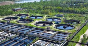 تهران با بهره‌برداری از ۱۱ تصفیه‌خانه فاضلاب، سالانه حدود ۳۹۰ میلیون مترمکعب پساب تولید می‌کند؛ ظرفیتی که بر اساس قوانین بالادستی، باید در تأمین آب صنایع و آبیاری فضای سبز شهری به کار گرفته شود و توسعه آن به‌عنوان یکی از راهکارهای اصلی مدیریت بحران آب در پایتخت مورد توجه قرار دارد.