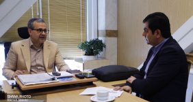 به گزارش خبرانرژی: یونس صادقی| سال ۱۴۰۴ را می‌توان نقطه عطفی در مسیر توسعه صنعت پتروشیمی ایران دانست؛ چند طرح پتروشیمی به مدار تولید می‌آیند و نقش کلیدی این صنعت در صادرات غیرنفتی، تأمین ارز، اشتغال‌زایی و خلق ارزش افزوده بیش‌ازپیش نمایان می‌شود. با این حال صنعت پتروشیمی با چالش‌هایی همچون تحریم‌های بین‌المللی و تأمین منابع ارزی روبه‌رو است که لزوم راهکارهای متنوع برای جذب سرمایه‌گذاری داخلی و خارجی را افزایش می‌دهد.