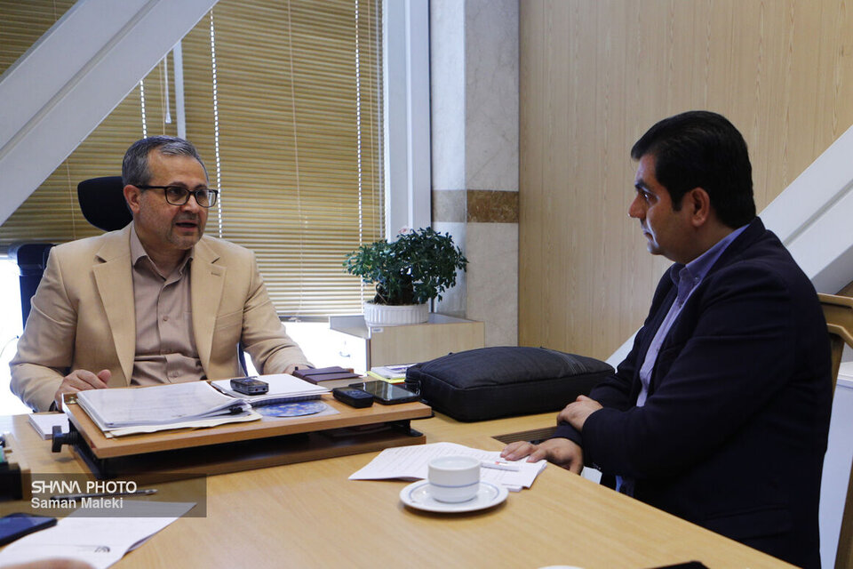 به گزارش خبرانرژی: یونس صادقی| سال ۱۴۰۴ را می‌توان نقطه عطفی در مسیر توسعه صنعت پتروشیمی ایران دانست؛ چند طرح پتروشیمی به مدار تولید می‌آیند و نقش کلیدی این صنعت در صادرات غیرنفتی، تأمین ارز، اشتغال‌زایی و خلق ارزش افزوده بیش‌ازپیش نمایان می‌شود. با این حال صنعت پتروشیمی با چالش‌هایی همچون تحریم‌های بین‌المللی و تأمین منابع ارزی روبه‌رو است که لزوم راهکارهای متنوع برای جذب سرمایه‌گذاری داخلی و خارجی را افزایش می‌دهد.