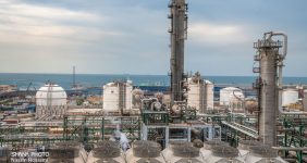 به گزارش خبرانرژی به نقل از شانا، یونس صادقی| صنعت پتروشیمی به‌عنوان پرچم‌دار توسعه صنعتی و اقتصادی، نقشی بی‌بدیل در پیشبرد اقتصاد کشور ایفا می‌کند. این صنعت، همگام با خلق ارزش افزوده، گامی اساسی در مسیر صادرات و تأمین ارز مورد نیاز کشور برمی‌دارد. بر اساس آمار شرکت ملی صنایع پتروشیمی، ۲۵ درصد از کل صادرات غیرنفتی و حدود ۱۹ درصد از ارزش افزوده صنعت کشور، مرهون تلاش‌های این بخش است.