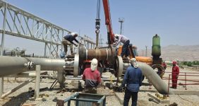 به گزارش خبرانرزی: علی‌اکبر حافظی‌نیا امروز در گفت‌وگو با روابط عمومی شرکت بهره‌برداری نفت و گاز گچساران با بیان اینکه کارکنان خستگی‌ناپذیر شرکت نفت و گاز گچساران در شرایط مختلف آب و هوایی، سر ما و گرما براساس تعهد و ارق به ایران اسلامی لحظه‌ای دست از تلاش برنداشته‌اند، گفت: کارکنان عملیاتی در مناطق مختلف حوزه فعالیت شرکت در بدترین و سخت‌ترین شرایط آب و هوایی کارهای بزرگی انجام داده و می‌دهند و این تعهد، مسئولیت‌پذیری و عشق به کار مجاهدان جبهه‌های اقتصادی در صنعت نفت را نشان می‌دهد.