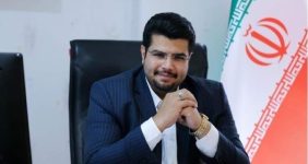 به گزارش خبرانرژی: محسن بیگلربیگی در یادداشتی مینویسد: در حالی ‌که انتظار می‌رفت صنعت پتروشیمی ایران، به‌ویژه در بخش‌هایی همچون متانول، اوره و آمونیاک، به‌عنوان پیشران صادرات غیرنفتی کشور نقش‌آفرینی کند، یک تصمیم نادرست در تعیین فرمول قیمت خوراک گاز باعث شده این صنعت با رکود، تعطیلی‌های دوره‌ای و کاهش سرمایه‌گذاری مواجه شود. این نرخ نه‌تنها نقش مستقیمی در سودآوری شرکت‌های پتروشیمی دارد، بلکه بر توان رقابت جهانی، توسعه زنجیره ارزش و حتی امنیت انرژی کشور نیز تأثیرگذار است.