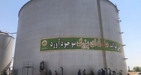 به گزارش خبرانرژی به نقل از هفتهنامه مشعل، بوی تند نفت کهنه با نسیم گرم جنوب در هم میآمیزد و هوای داغ، انگار برای پیشروی بیشتر عجله دارد.