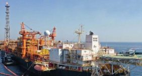 به گزارش خبرانرژی، شهراد کوکبی درباره نشست تخصصی بررسی الزامات کاهش انتشار کربن سازمان بین‌المللی دریانوردی که در وزارت نفت برگزار شد، گفت: این نشست نخستین اقدام رسمی و مستند وزارت نفت برای ورود عملی به حوزه کربن‌زدایی در حمل‌ونقل دریایی است و نقطه آغاز تعریف پروژه‌های فناورانه با اتکا به ظرفیت‌های علمی کشور به‌شمار می‌آید، تأکید امید شاکری، معاون وزیر نفت، بر اینکه توسعه تجارت بین‌المللی منوط به رعایت استاندارد‌های روز حمل‌ونقل دریایی است، نشان می‌دهد الزامات کربن‌زدایی صرفاً یک موضوع فنی نیست، بلکه مسیری راهبردی برای تعیین آینده ناوگان، نوع سوخت، سهم ایران در بازار و مسیر توسعه فناوری محسوب می‌شود.