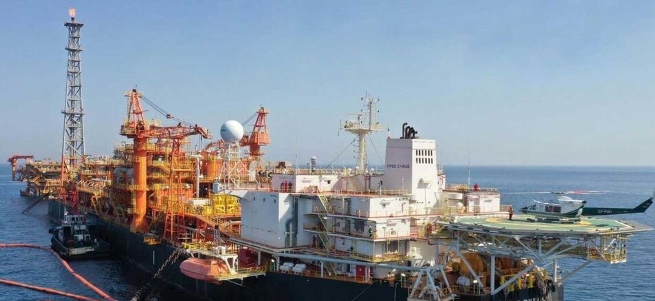 به گزارش خبرانرژی، شهراد کوکبی درباره نشست تخصصی بررسی الزامات کاهش انتشار کربن سازمان بین‌المللی دریانوردی که در وزارت نفت برگزار شد، گفت: این نشست نخستین اقدام رسمی و مستند وزارت نفت برای ورود عملی به حوزه کربن‌زدایی در حمل‌ونقل دریایی است و نقطه آغاز تعریف پروژه‌های فناورانه با اتکا به ظرفیت‌های علمی کشور به‌شمار می‌آید، تأکید امید شاکری، معاون وزیر نفت، بر اینکه توسعه تجارت بین‌المللی منوط به رعایت استاندارد‌های روز حمل‌ونقل دریایی است، نشان می‌دهد الزامات کربن‌زدایی صرفاً یک موضوع فنی نیست، بلکه مسیری راهبردی برای تعیین آینده ناوگان، نوع سوخت، سهم ایران در بازار و مسیر توسعه فناوری محسوب می‌شود.