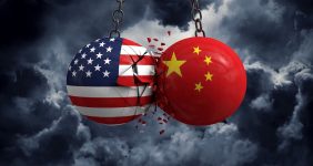 آمریکا با سیاست‌های جدید انرژی به دنبال قطع وابستگی از چین است، اما این تصمیم هزینه‌های فناوری پاک را بالا می‌برد و هدف کربن‌ صفر را به خطر می‌اندازد، در حالی که چین همچنان در انرژی خورشیدی دست برتر را دارد.