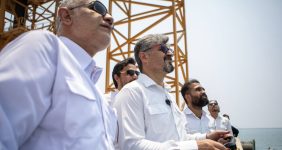 به گزارش خبرانرژی به نقل از شرکت نفت و گاز پارس، تورج دهقانی با حضور در واحدهای مختلف پالایشگاه فاز ۱۴، وضع پیشرفت عملیات بازسازی بخش‌های آسیب‌دیده این پالایشگاه و روند تولید فعلی این مجموعه را بررسی و از تلاش‌های کارکنان و پیمانکاران پروژه قدردانی کرد.