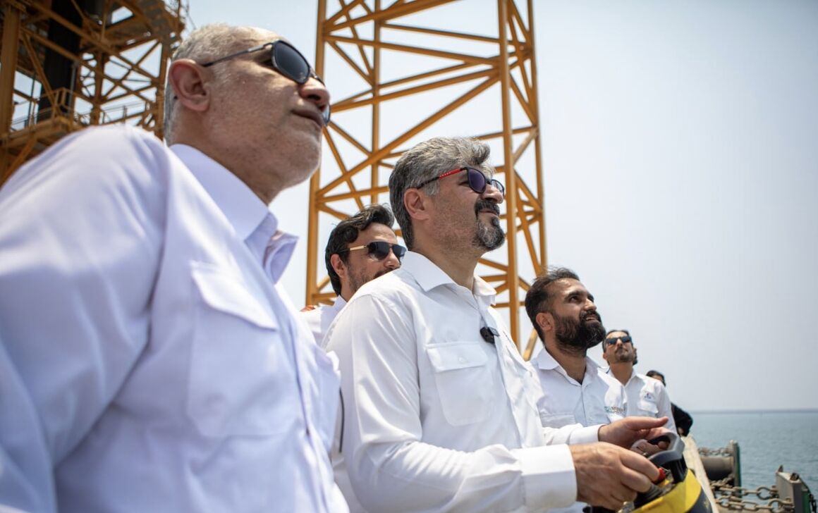 به گزارش خبرانرژی به نقل از شرکت نفت و گاز پارس، تورج دهقانی با حضور در واحدهای مختلف پالایشگاه فاز ۱۴، وضع پیشرفت عملیات بازسازی بخش‌های آسیب‌دیده این پالایشگاه و روند تولید فعلی این مجموعه را بررسی و از تلاش‌های کارکنان و پیمانکاران پروژه قدردانی کرد.