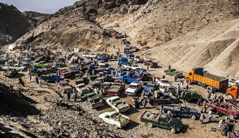 به گزارش خبرانرژی به نقل از شانا، نگین سلیمیان| وزارت نفت در دولت چهاردهم با تغییر رویکرد از سیاست‌های سنتی عرضه‌محور به مدیریت هوشمند مصرف، مجموعه‌ای از برنامه‌های جامع را برای مهار ناترازی انرژی و مقابله با پدیده قاچاق سوخت آغاز کرد. این سیاست‌ها که از اصلاح قیمت و نوسازی ناوگان فرسوده تا توسعه زیرساخت‌های برقی‌سازی و پایش دیجیتال زنجیره سوخت را در برمی‌گیرد، تلاشی راهبردی برای حرکت به سمت کارآمدی، عدالت و پایداری در نظام توزیع انرژی کشور است.