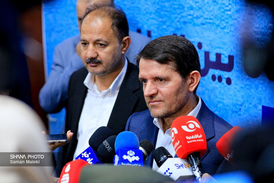 به گزارش خبرانرژی به نقل از شانا، حسن عباس‌زاده روز (دوشنبه، ۱۷ شهریور) در جمع خبرنگاران در حاشیه نوزدهمین نمایشگاه بین‌المللی ایران‌پلاست درباره تأمین خوراک صنایع پتروشیمی اظهار کرد: صنایع پتروشیمی به توسعه میدان‌های بالادستی ورود کرده‌اند و به‌زودی نخستین قرارداد بخش خصوصی برای توسعه میدان‌های گازی، تنفیذ و فعال می‌شود.